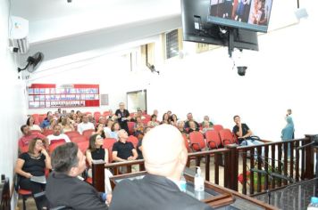 Foto - Entrega Título Cidadão Farturense ao Padre Blener Domingues