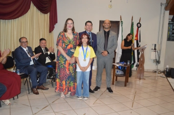 Foto - Sessão Solene - Entrega de Medalhas Prêmio Aluno Bom de Nota 2025