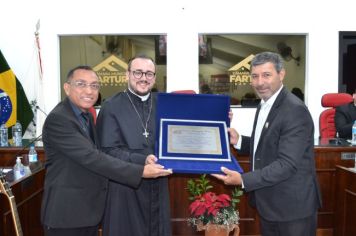 Foto - Entrega Título Cidadão Farturense ao Padre Blener Domingues