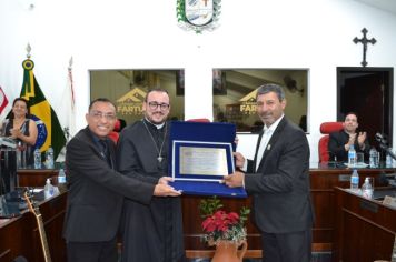 Foto - Entrega Título Cidadão Farturense ao Padre Blener Domingues