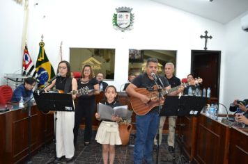 Foto - Entrega Título Cidadão Farturense ao Padre Blener Domingues