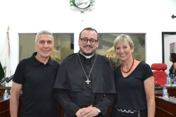 Foto - Entrega Título Cidadão Farturense ao Padre Blener Domingues