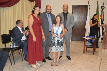 Foto - Sessão Solene - Entrega de Medalhas Prêmio Aluno Bom de Nota 2025