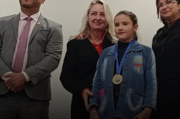 Foto - Sessão Solene - Entrega Medalhas Prêmio Aluno Bom de Nota 2024