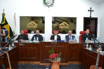 Foto - Entrega Título Cidadão Farturense ao Padre Blener Domingues