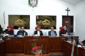 Foto - Entrega Título Cidadão Farturense ao Padre Blener Domingues