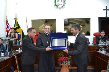 Foto - Entrega Título Cidadão Farturense ao Padre Blener Domingues