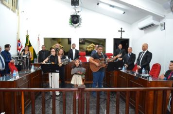 Foto - Entrega Título Cidadão Farturense ao Padre Blener Domingues