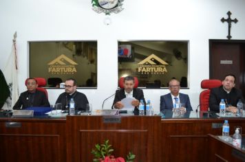 Foto - Entrega Título Cidadão Farturense ao Padre Blener Domingues