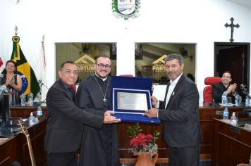 Foto - Entrega Título Cidadão Farturense ao Padre Blener Domingues