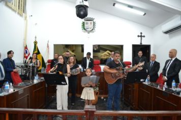 Foto - Entrega Título Cidadão Farturense ao Padre Blener Domingues