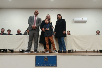Foto - Sessão Solene - Entrega Medalhas Prêmio Aluno Bom de Nota 2024