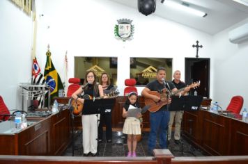 Foto - Entrega Título Cidadão Farturense ao Padre Blener Domingues