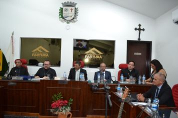 Foto - Entrega Título Cidadão Farturense ao Padre Blener Domingues