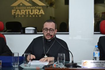 Foto - Entrega Título Cidadão Farturense ao Padre Blener Domingues