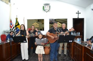 Foto - Entrega Título Cidadão Farturense ao Padre Blener Domingues