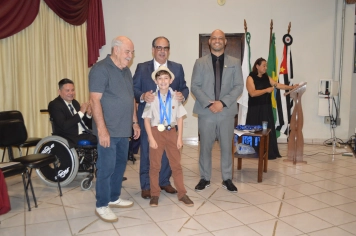 Foto - Sessão Solene - Entrega de Medalhas Prêmio Aluno Bom de Nota 2025