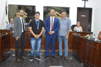 Foto - Sessão Solene - Entrega de Medalhas Prêmio Aluno Bom de Nota 2025