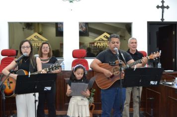 Foto - Entrega Título Cidadão Farturense ao Padre Blener Domingues