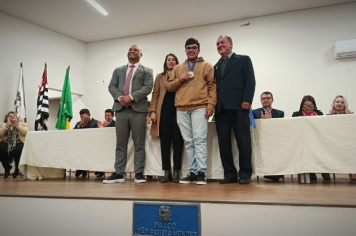 Foto - Sessão Solene - Entrega Medalhas Prêmio Aluno Bom de Nota 2024