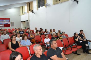 Foto - Entrega Título Cidadão Farturense ao Padre Blener Domingues