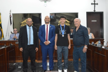 Foto - Sessão Solene - Entrega de Medalhas Prêmio Aluno Bom de Nota 2025
