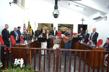 Foto - Entrega Título Cidadão Farturense ao Padre Blener Domingues