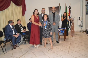 Foto - Sessão Solene - Entrega de Medalhas Prêmio Aluno Bom de Nota 2025