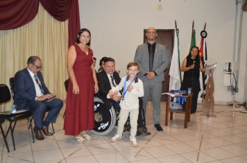 Foto - Sessão Solene - Entrega de Medalhas Prêmio Aluno Bom de Nota 2025
