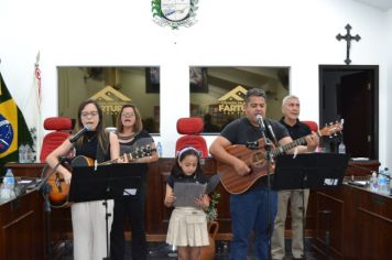 Foto - Entrega Título Cidadão Farturense ao Padre Blener Domingues