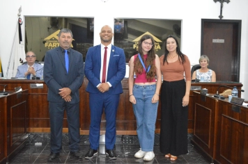 Foto - Sessão Solene - Entrega de Medalhas Prêmio Aluno Bom de Nota 2025