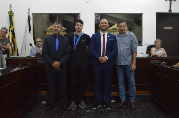 Foto - Sessão Solene - Entrega de Medalhas Prêmio Aluno Bom de Nota 2025