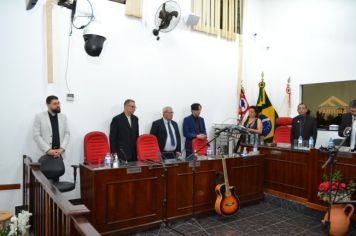 Foto - Entrega Título Cidadão Farturense ao Padre Blener Domingues