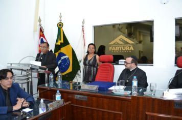 Foto - Entrega Título Cidadão Farturense ao Padre Blener Domingues