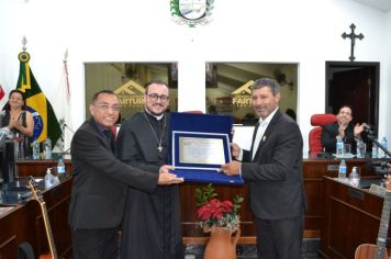 Foto - Entrega Título Cidadão Farturense ao Padre Blener Domingues