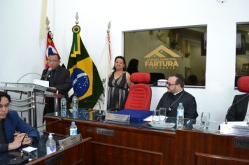 Foto - Entrega Título Cidadão Farturense ao Padre Blener Domingues