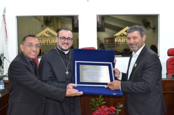 Foto - Entrega Título Cidadão Farturense ao Padre Blener Domingues