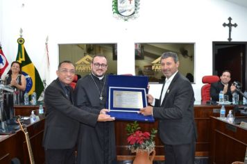 Foto - Entrega Título Cidadão Farturense ao Padre Blener Domingues