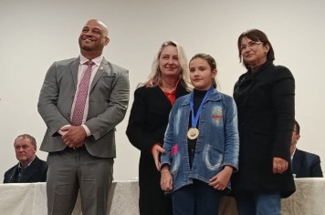 Foto - Sessão Solene - Entrega Medalhas Prêmio Aluno Bom de Nota 2024