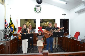 Foto - Entrega Título Cidadão Farturense ao Padre Blener Domingues