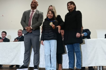Foto - Sessão Solene - Entrega Medalhas Prêmio Aluno Bom de Nota 2024