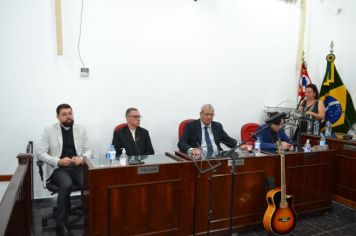 Foto - Entrega Título Cidadão Farturense ao Padre Blener Domingues