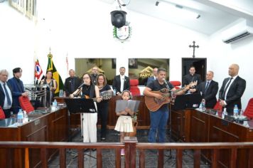 Foto - Entrega Título Cidadão Farturense ao Padre Blener Domingues