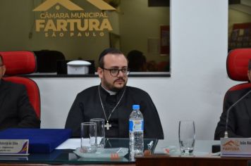 Foto - Entrega Título Cidadão Farturense ao Padre Blener Domingues