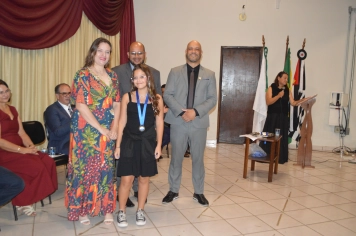 Foto - Sessão Solene - Entrega de Medalhas Prêmio Aluno Bom de Nota 2025