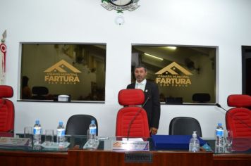 Foto - Entrega Título Cidadão Farturense ao Padre Blener Domingues