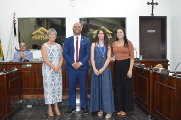 Foto - Sessão Solene - Entrega de Medalhas Prêmio Aluno Bom de Nota 2025