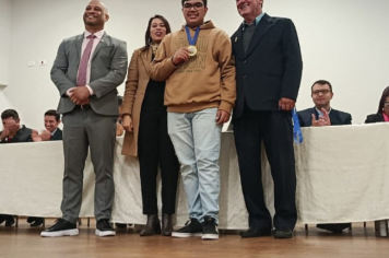 Foto - Sessão Solene - Entrega Medalhas Prêmio Aluno Bom de Nota 2024