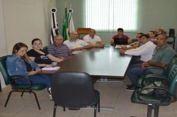 Vereadores participam de reunião que definiu projeto que será executado na Praça Tenente Casimiro