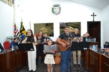 Foto - Entrega Título Cidadão Farturense ao Padre Blener Domingues